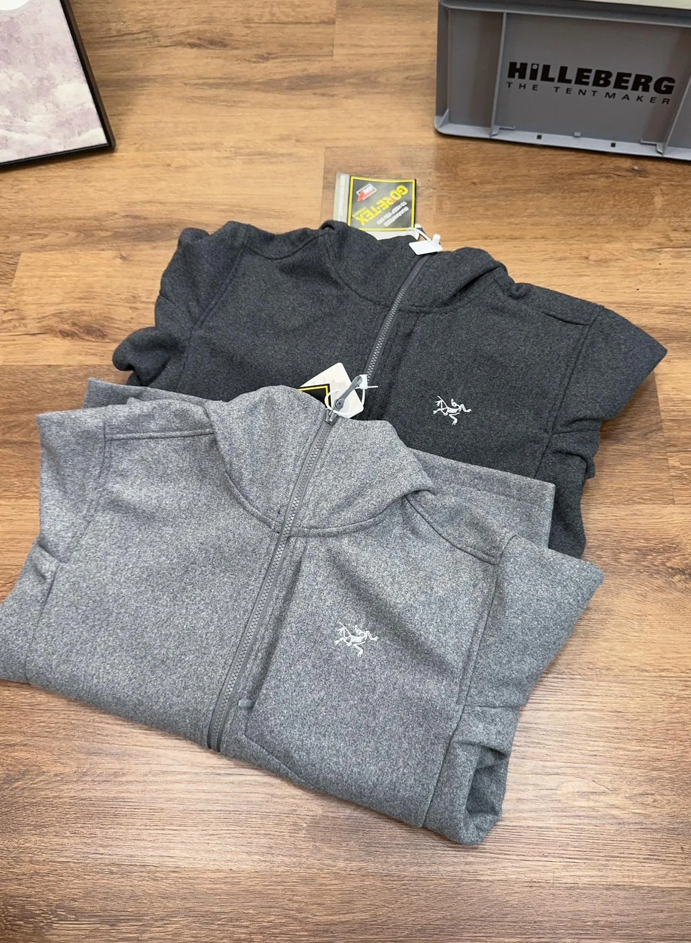 /ARC‘TERYX* 45% ！ ！ ！ GAMASL ， 。 。 ， 、 、Breathable！ Storm Hood T ！ LOGO， LOGO， Premium ！ ， Gamma ！ ！ : Light Gray M 98 68 69 L 100 70 70.7 XL 104 72 73 2XI 108 74 75.5 3XL 112 76 77.8 175，150 x I ！ Size ！